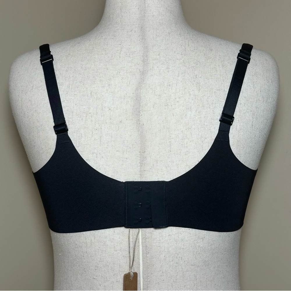 SKIMS Black Seamless Molded T-Shirt Bra - Picture 3 of 9